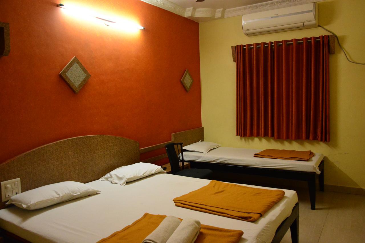 Hotel Madhava 舍地 外观 照片