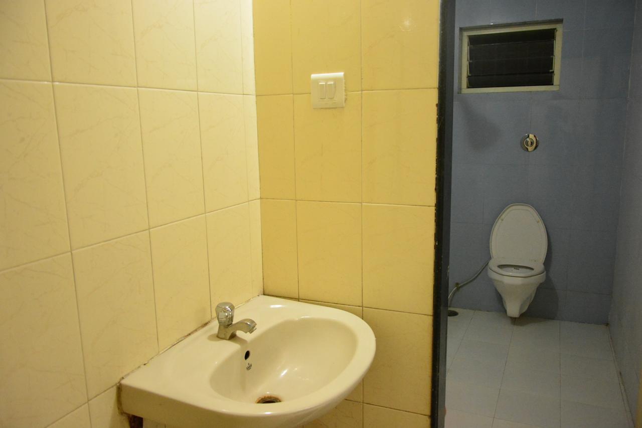 Hotel Madhava 舍地 外观 照片