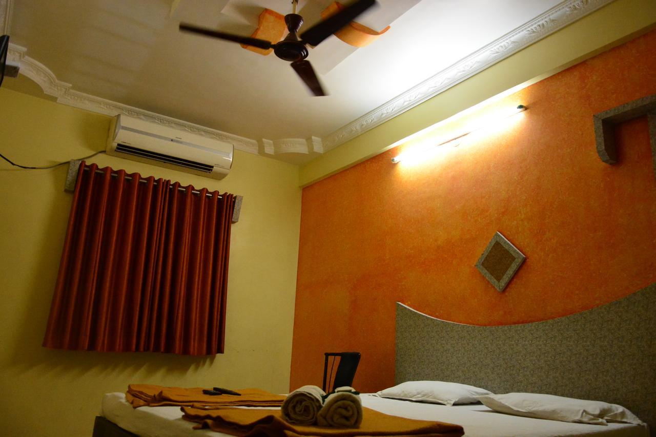 Hotel Madhava 舍地 外观 照片