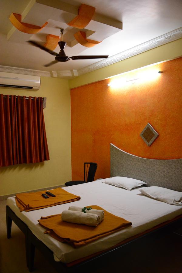 Hotel Madhava 舍地 外观 照片