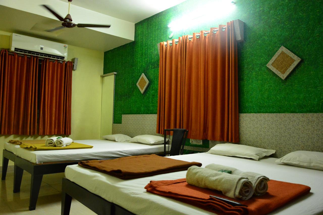 Hotel Madhava 舍地 外观 照片