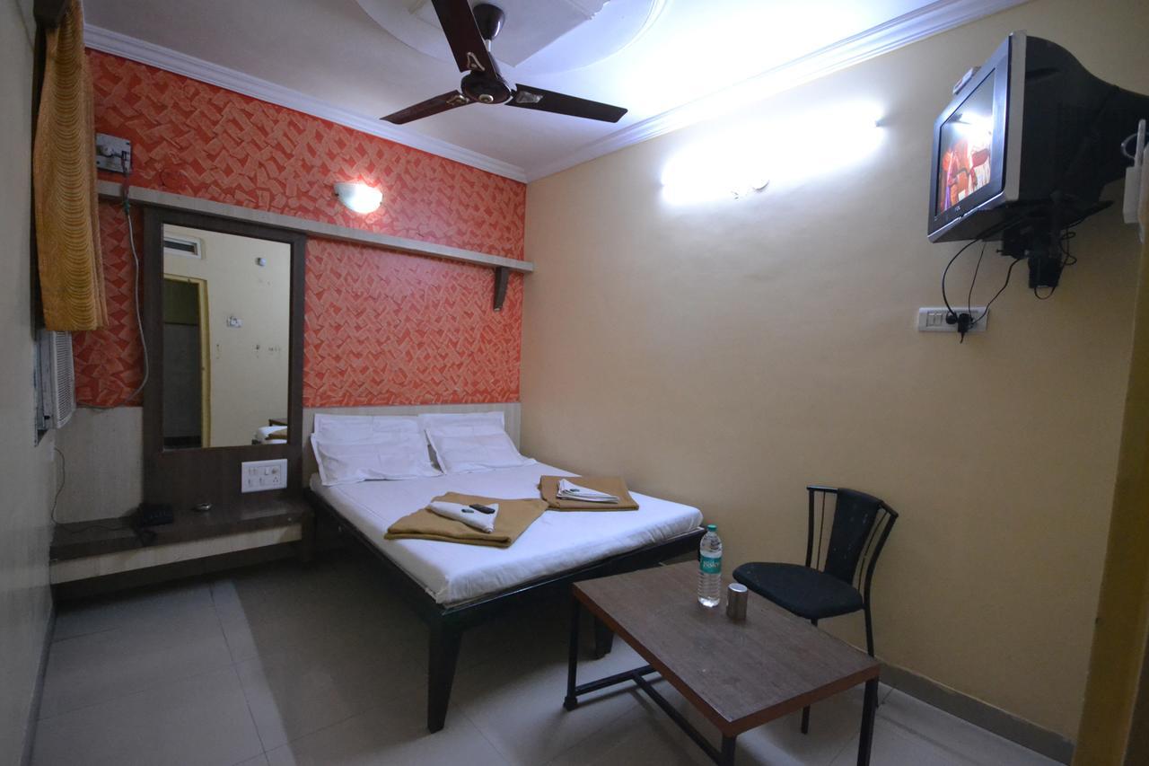 Hotel Madhava 舍地 外观 照片