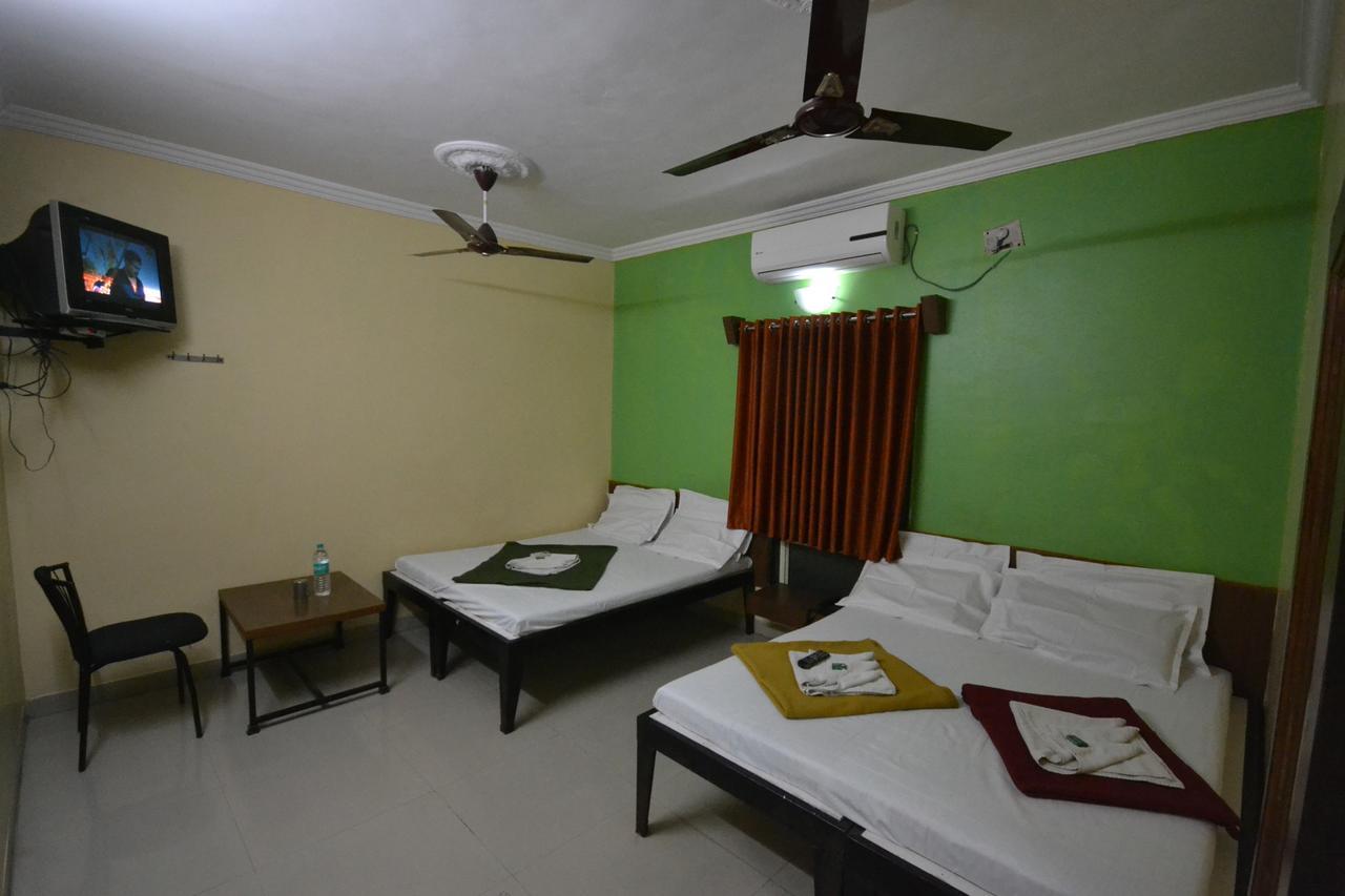 Hotel Madhava 舍地 外观 照片
