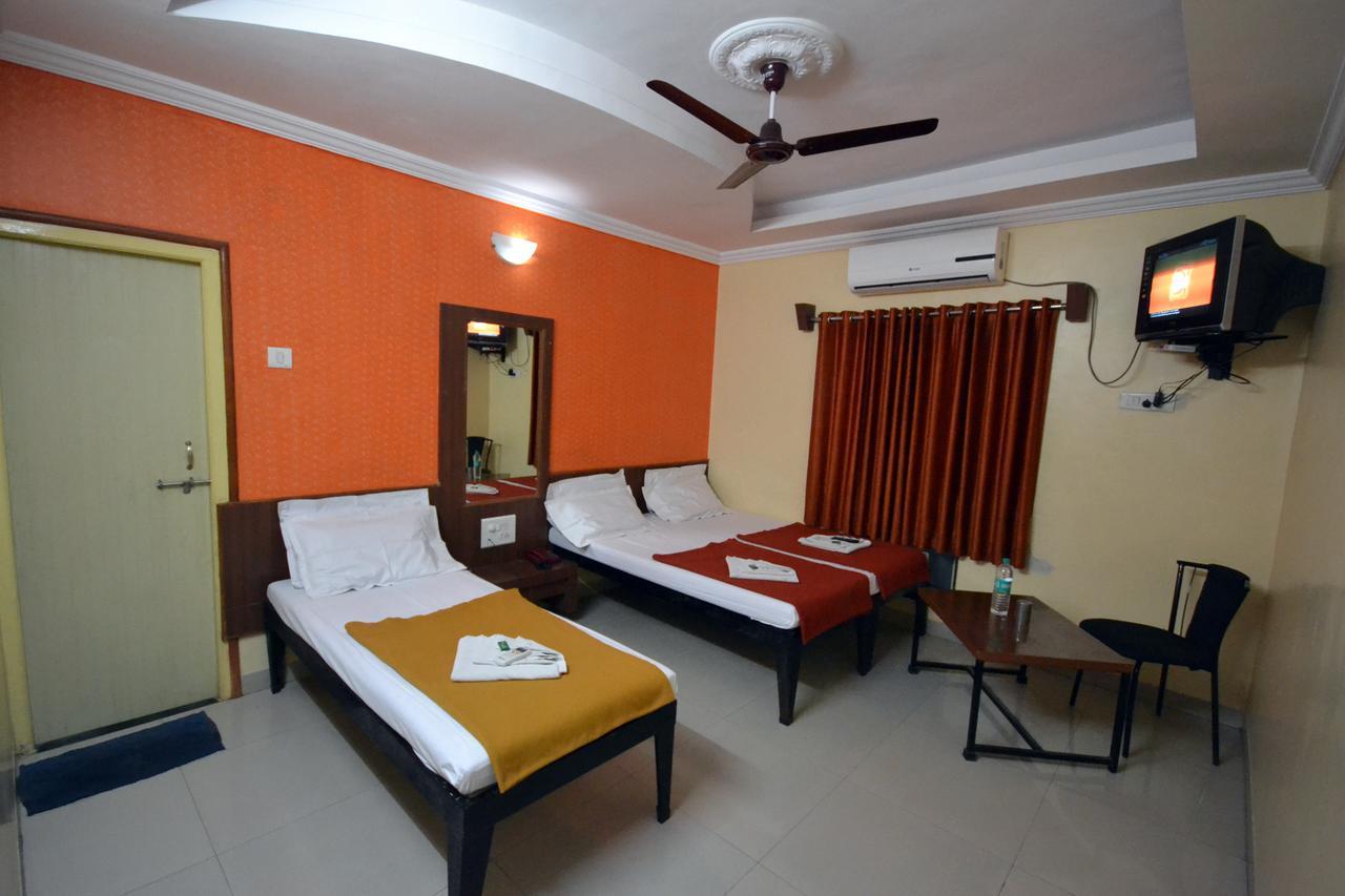 Hotel Madhava 舍地 外观 照片