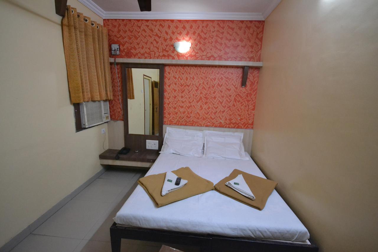 Hotel Madhava 舍地 外观 照片