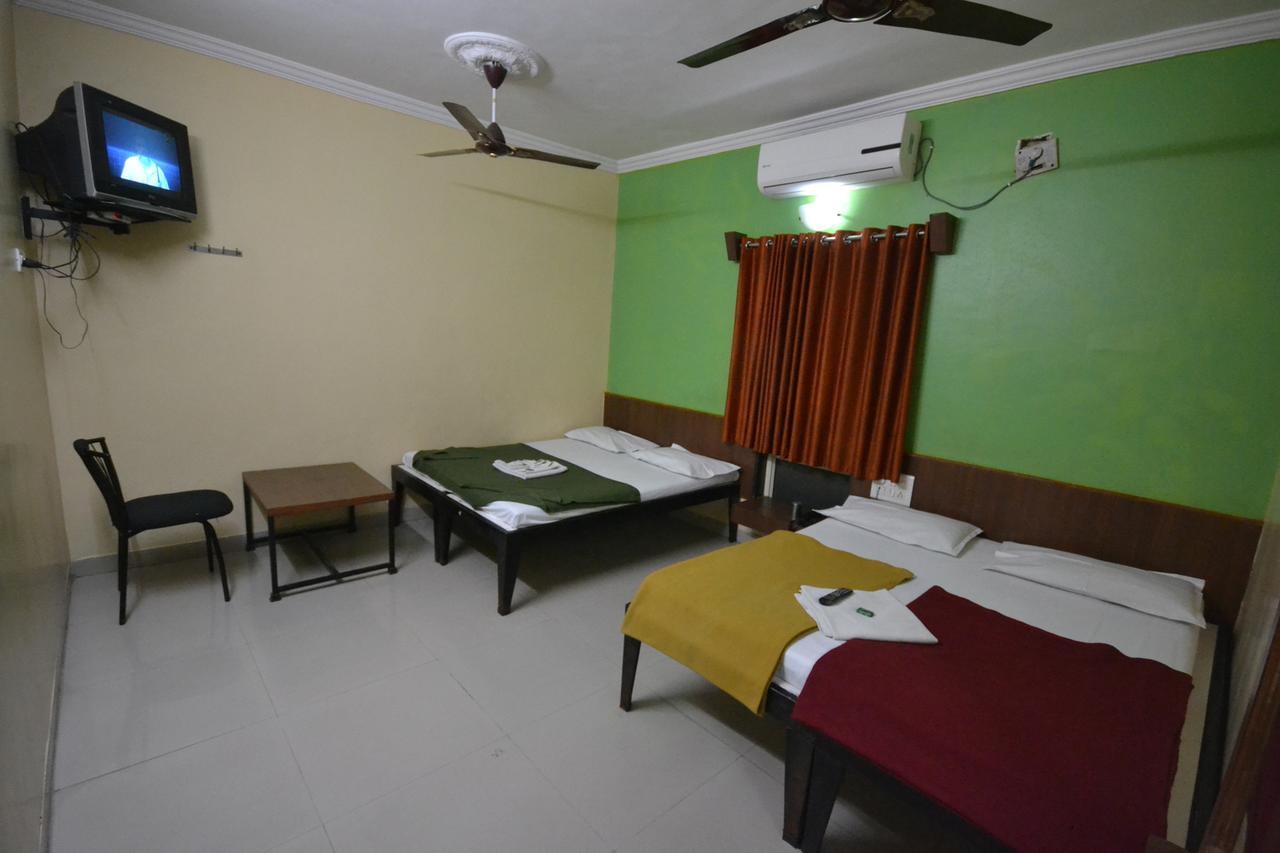 Hotel Madhava 舍地 外观 照片