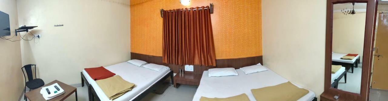 Hotel Madhava 舍地 外观 照片